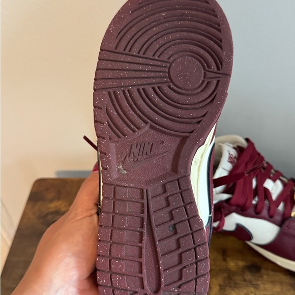 Nike SE Sisterhood Burgundy and White Low-Top Sneakers Size 8 barely worn - Picture 3 of 5